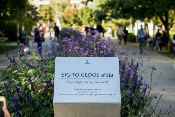 Vilniuje atidaryta poeto Sigito Gedos vardo alėja