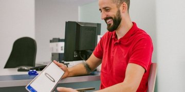 Žmonės vis dažniau renkasi vardinius numerio ženklus