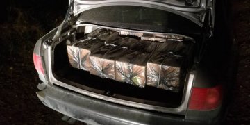 Šalčininkų rajone kontrabandininkai paliko rūkalų prikimštą automobilį