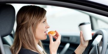 Kas antras didmiesčių vairuotojas laukdamas žalio šviesoforo signalo nežiūri į kelią