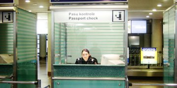 Vilniaus oro uoste VSAT pareigūnai sulaikė du teisingumo vengusius lietuvius