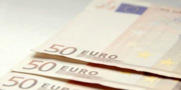 Vyriausybė siūlo viešuosiuose pirkimuose pranašumą suteikti didesnius atlyginimus mokančioms įmonėms
