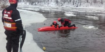 Sostinės ugniagesiai primena saugaus elgesio ant ledo taisykles