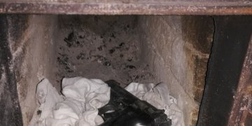 Kontrabandos bylą tiriantys pasieniečiai rado du, įtariama, nelegalius ginklus