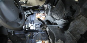 Rūkalus iš Baltarusijos Vilniaus rajono gyventoja vežė automobilio dugne