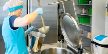 Kyla sostinės auklėtojų padėjėjų ir virėjų atlyginimai – Vilnius tam paskyrė 0,6 mln. eurų