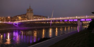 Baltasis tiltas nušvito purpurine spalva