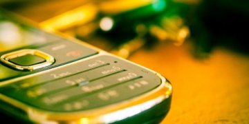 Vartotojai raginami būti budriais ir neperskambinti įtartinais telefono ryšio numeriais