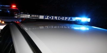 Neblaivi moteris su BMW apgadino stovinčius automobilius ir trenkėsi į namą