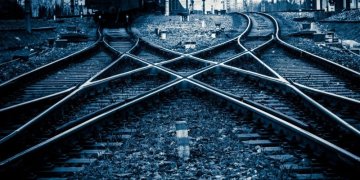 Vilniaus r. girtos moters automobilis pervažoje susidūrė su traukiniu