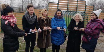 Atidaryta nauja universali dirbtinės dangos sporto aikštelė Vilniuje