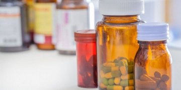 Vaistai parduotuvėse negalės būti brangesni nei vaistinėse