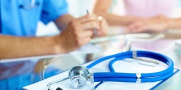 Pradėtos derybos dėl medikų algų kėlimo