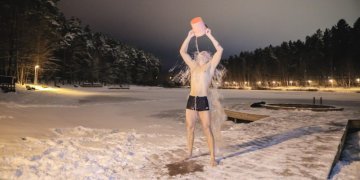 Maudynės žiemą po atviru dangumi – kenkia ar grūdina?