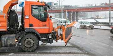 Sostinės gatvių barstymui savaitgalį panaudota 20 vagonų druskos