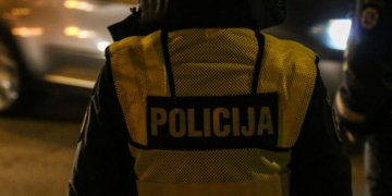 Neblaivus vairuotojas atsitrenkė į tvorą