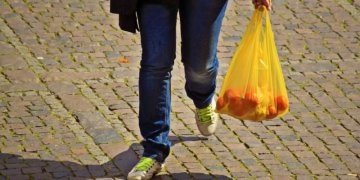 Prekybos vietose jau draudžiama nemokamai dalyti plastikinius pirkinių maišelius
