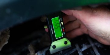 Nepaisydami slidžių kelių vairuoja automobilius net plikomis padangomis