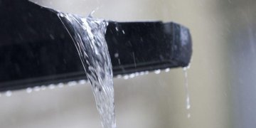 Dėl vandentiekio avarijos Žemaitės gatvėje draudžiamas eismas, keičiamas viešojo transporto judėjimas