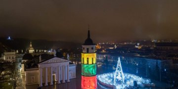 Katedros varpinė nušvito geltona žalia raudona