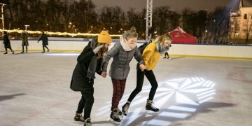 Puiki žinia vilniečiams – čiuožykla Lukiškių aikštėje veiks iki pat pavasario