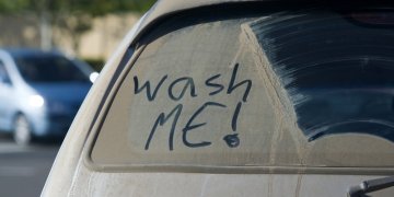 Rašymas ant purvino automobilio: gal iškart pasiimkite vinį?