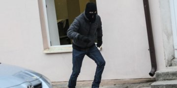 Vilniuje į dviejų jaunų moterų butą įsibrovė trys plėšikai, du buvo kaukėti