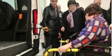 Į savivaldybes išriedėjo neįgaliesiems skirti autobusiukai