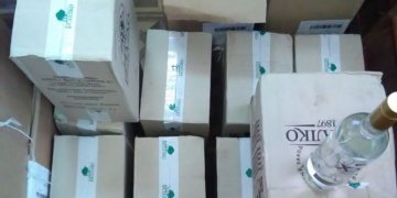 Moters namuose rasta kontrabandinių rūkalų ir alkoholio