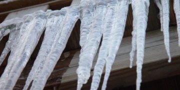 Atodrėkio metu formuojasi varvekliai – būkite atsargūs