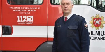 Ugniagesiai gelbėtojai įspėja, kaip negalima elgtis įvykus sunkiai eismo nelaimei