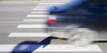 Neblaivi vairuotoja partrenkė pėsčiųjų perėja ėjusią pėsčiąją