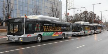 Vilniaus gatvėse – partizanų nuotraukomis ir citatomis papuošti autobusai