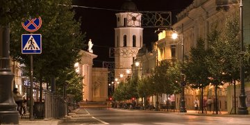 Naktinės Vilniaus senamiesčio gatvės tampa intensyvaus eismo automagistralėmis