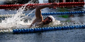 Lediniame vandenyje varžėsi 200 „ruonių“ – visi įveikė 25 metrus