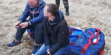 Varėnos pasieniečiams su įkalčiais įkliuvo du cigarečių nešikai