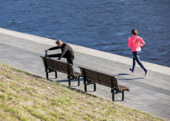 Atnaujintoje Neries krantinėje – 100 medinių suoliukų