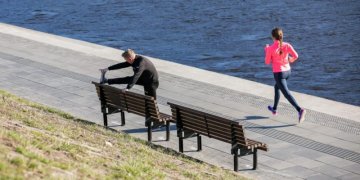 Atnaujintoje Neries krantinėje – 100 medinių suoliukų