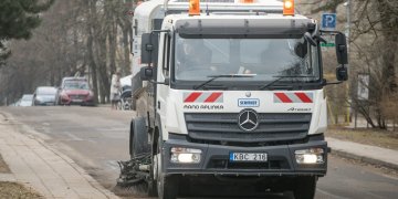 Pavasarinis sostinės gatvių švarinimas – daugiafunkce technika išvalyta 6 tūkst. tonų smėlio
