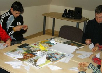 Rykantuose vaikai paukščių sugrįžimo dieną iš popieriaus lankstė sparnuočius