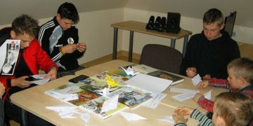 Rykantuose vaikai paukščių sugrįžimo dieną iš popieriaus lankstė sparnuočius