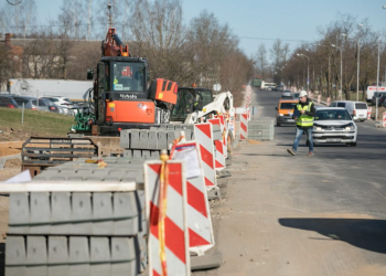 Sostinės Metalo gatvėje klojamas sunkiajam transportui pritaikytas asfaltas
