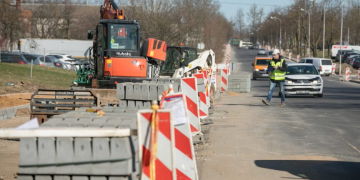 Sostinės Metalo gatvėje klojamas sunkiajam transportui pritaikytas asfaltas