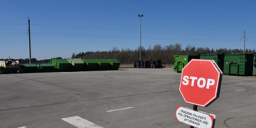 Atliekų surinkimo aikštelė, kurioje žydi gėlės