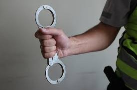 Vilniaus apskrities policijos pareigūnas sulaikytas su, įtariama, nelegaliu alkoholiu