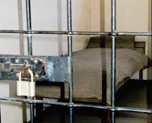 Pataisos namų darbuotojas namuose smurtavo prieš moterį