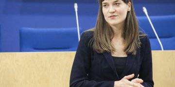 R. Morkūnaitė-Mikulėnienė: „Prašome Vyriausybės paaiškinimų dėl abejotinos kilmės ir skaidrumo gyvensenos medicinos specialistų programos“