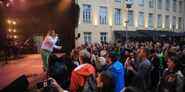 Atnaujintame Mokytojų namų kiemelyje  – „Vasaros terasos” atidarymas su Beatrich