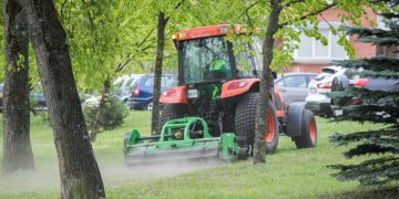 Sostinėje prasidėjo žolės šienavimas