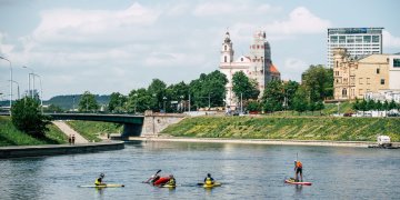 Nuotykių ieškotojas iš Italijos pasiryžo nuo Vilniaus iki Kauno nuplaukti irklente